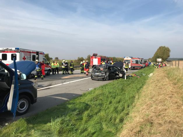 Tote und Schwerstverletzte forderte dieser schwere Unfall auf der A19 bei Malchow. Foto: Ebel