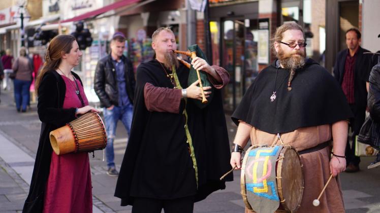 Mittelalterliche Musikanten zogen am verkaufsoffenen Sonntag durch die Oldesloer Innenstadt.  
