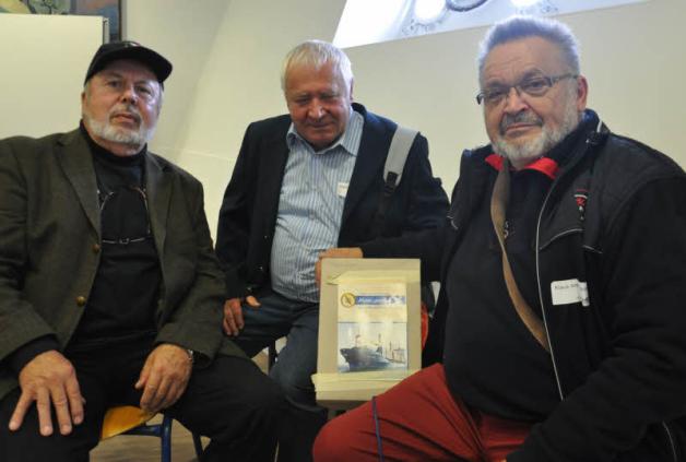 Schwelgen in Erinnerungen: Jürgen Schläfke, Helmut Bandau und Klaus Ammendörfer (v.l.). Fotos: Karsten Seifert 