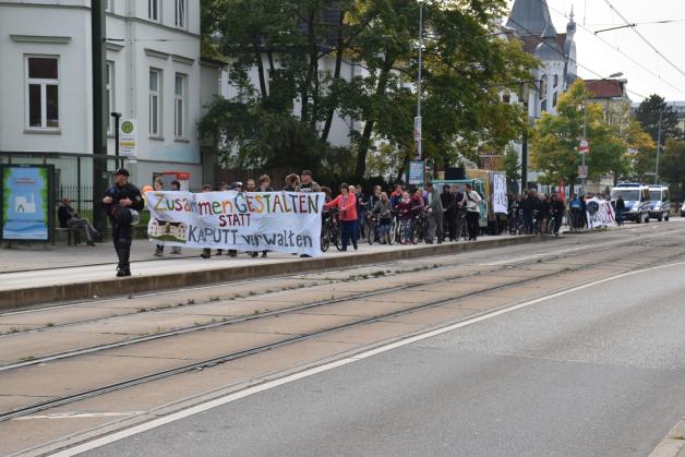 Mit Bannern machten die Demonstranten in der Stadt auf ihr Anliegen aufmerksam. 