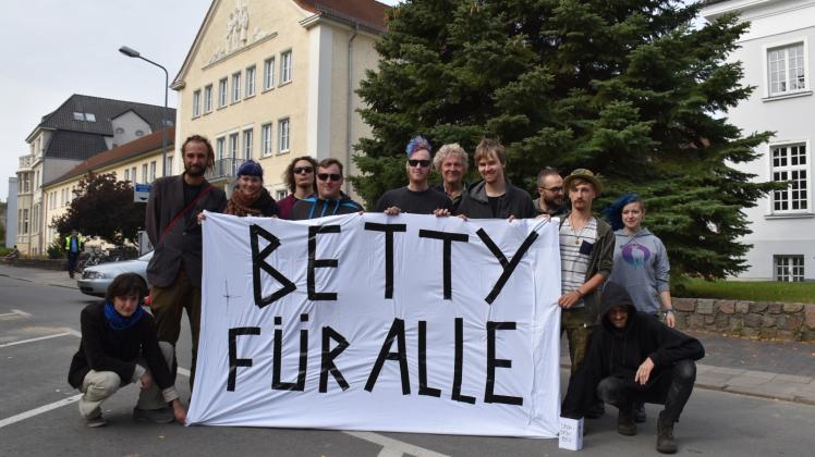 Die Vertreter der Initiative Für Betty protestierten vor dem Studentenwerk gegen den Abriss des Elisabeth-Heimes.  