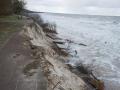 Reste der Strandpromenade liegen am Steilufer von Zempin auf der Insel Usedom. Die Sturmflut hatte auch an vielen anderen Küstenabschnitten große Schäden angerichtet. Laut Umweltministerium sind die meisten Küstenabschnitte wieder verstärkt worden. Das Land sei vor Beginn der ersten Herbststürme gewappnet. 