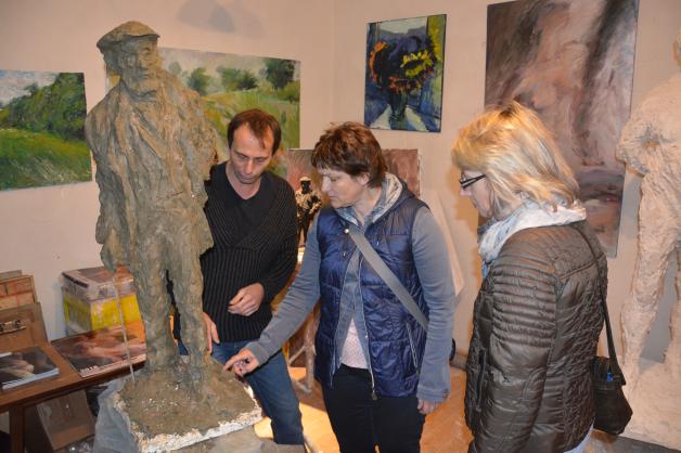 Bildhauer Henning Spitzer erläuterte den Besuchern seine Arbeit an den Barlach-Kleinplastiken. 