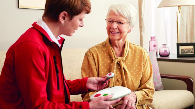 Schnelle Hilfe per Knopfdruck: Ein Hausnotruf ermöglicht es vielen Senioren, länger in der eigenen Wohnung zu bleiben, statt in ein Pflegeheim zu ziehen. 