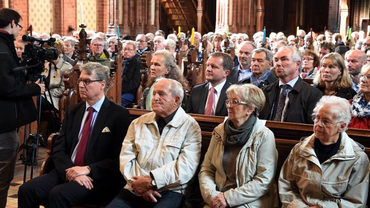 Festakt in der Paulskirche: Knapp 400 Schweriner nahmen an der Feierstunde der Stadt teil.  