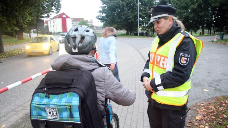 Polizeikommissarin Julia Staude erklärt einem jugendlichen Radfahrer die Situation. Fotos: Michael-Günther Bölsche 