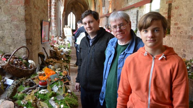 Alexander Glomb, Reinhold Krakow und Jonas Dombrowa sind beeindruckt von der zusammengetragenen und in den Kreuzgängen des Klosters Rehna ausgestellten Artenvielfalt. Fotos: Torsten Richter Alexander Glomb, Reinhold Krakow und Jonas Dombrowa sind beeindruckt von der zusammengetragenen und in den Kreuzgängen des Klosters Rehna ausgestellten Artenvielfalt. Fotos: Torsten Richter