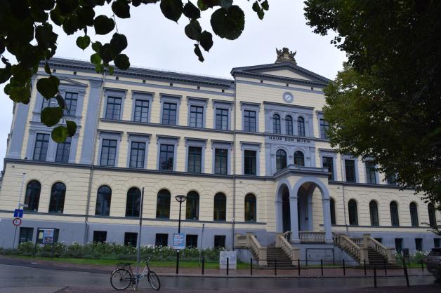Kempowski besuchte, nachdem die Schule in der Lindenstraße zerbombt wurde, die Stadtschule.