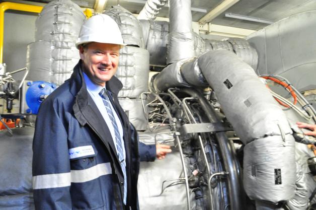 Kraftwerksleiter Ralf Görs weiß, wie sauber die neue Technologie ist. 