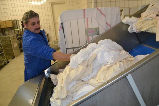 Sechs Tonnen Wäsche gehen täglich durch die Maschinen auf der Waschstraße, sagt Wäscher Frank Freitag.  