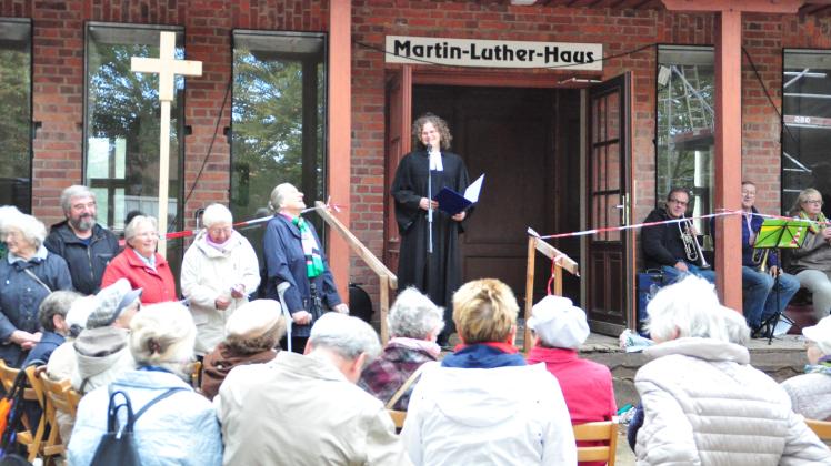 Die Gemeinde-Pastorin Gerlind Froesa-Schmidt spricht zum Richtfest am Luther-Haus zu den zahlreichen Gästen. 