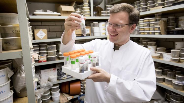 Chemiker Peter Gros von der Universität Rostock untersucht mit Glyphosat belastete Erdproben. Fotos: Christian Charisius 