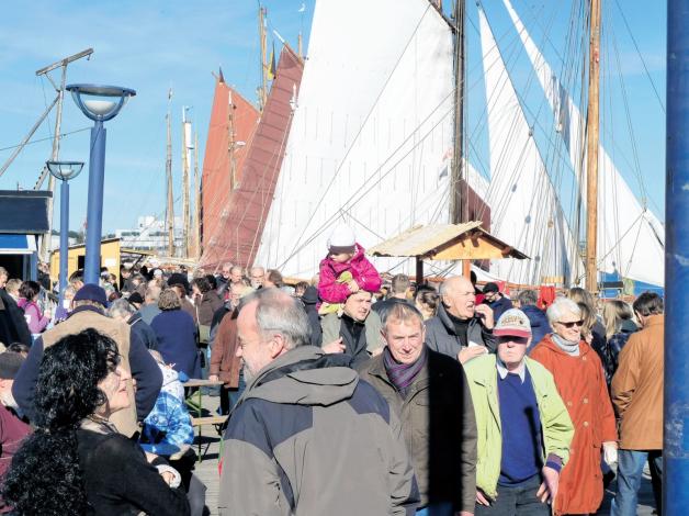 Schlemmen, schnacken, klönen: Die familiäre Atmosphäre der Apfelfahrt lockt traditionell zahlreiche Besucher auf das Bohlwerk am Flensburger Museumshafen.