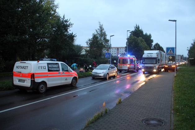 Unfall am Zebrastreifen: Mädchen (8) in Rostock auf Schulweg von Pkw angefahren und verletzt - versagten Bremsen des Unfallautos?