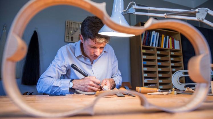 Geigenbauer Bernhard Ritschard fertigt in seiner Werkstatt in Herrnburg Instrumente nach historischem Vorbild.  