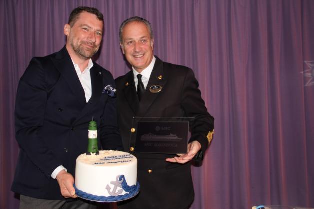 Eine Torte mit dem Datum des Erstanlaufs überreicht Rostock Port-Geschäftsführer Jens A. Scharner (l.) am 13. Mai an Kapitän Francesco Saverio Veniero von der „MSC Magnificia“. 
