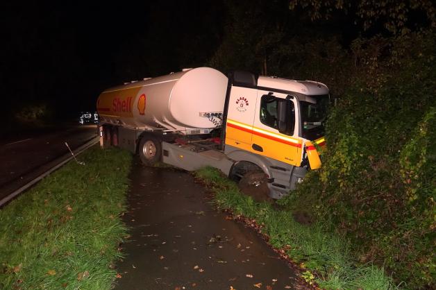 Schwerer Unfall Auf Der B430: Auto Prallt In Tanklaster | SHZ