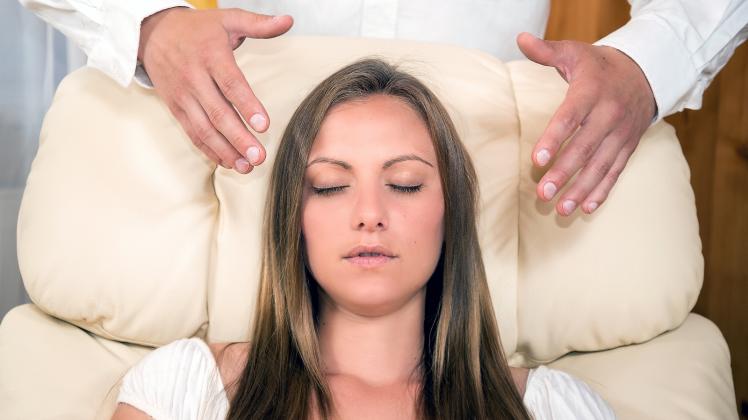 Nicht „weggetreten“, sondern nach innen konzentriert: Bei der Hypnose tritt der Verstand zurück. Nicht „weggetreten“, sondern nach innen konzentriert: Bei der Hypnose tritt der Verstand zurück.