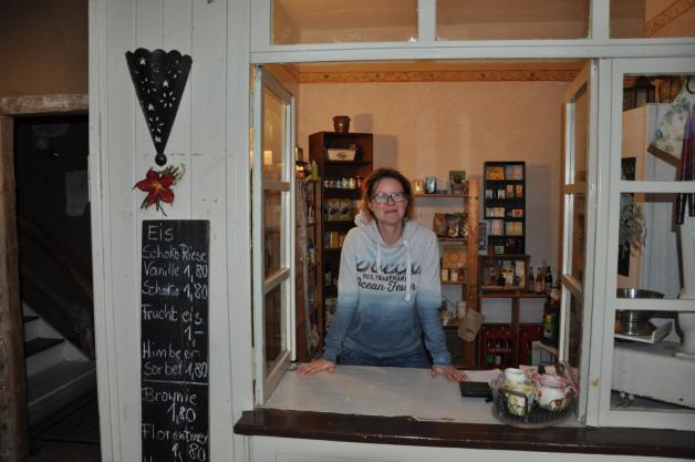 Claudia aus Leipzig verbringt ihren Urlaub gern hinter der Ladentheka
