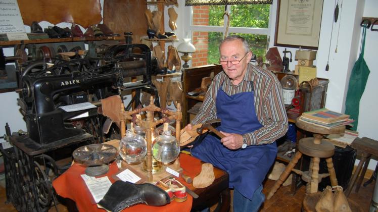 Winfried Schild hat sich in die Kunst der Schuhmacherei theoretisch eingearbeitet, um Besuchern des Museums die Werkezuge und die Schusterkugel auf dem kleinen Tisch erklären zu können.  