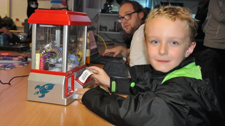 Spielen ohne Geld: Mithilfe eines Papierstreifens gaukelt Lennart dem Automaten im Hacklabor vor, bezahlt zu haben.   