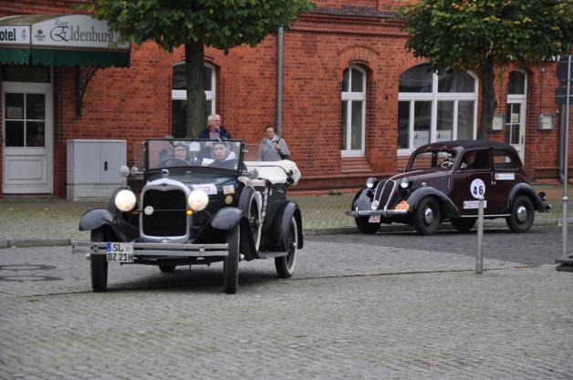 Die beiden ältesten wie auch pünktlich zuerst ankommenden Fahrzeuge: Ein Ford A von 1929 (l.) und ein 1937 gebauter Simca 8 Fotos: Ilja Baatz 