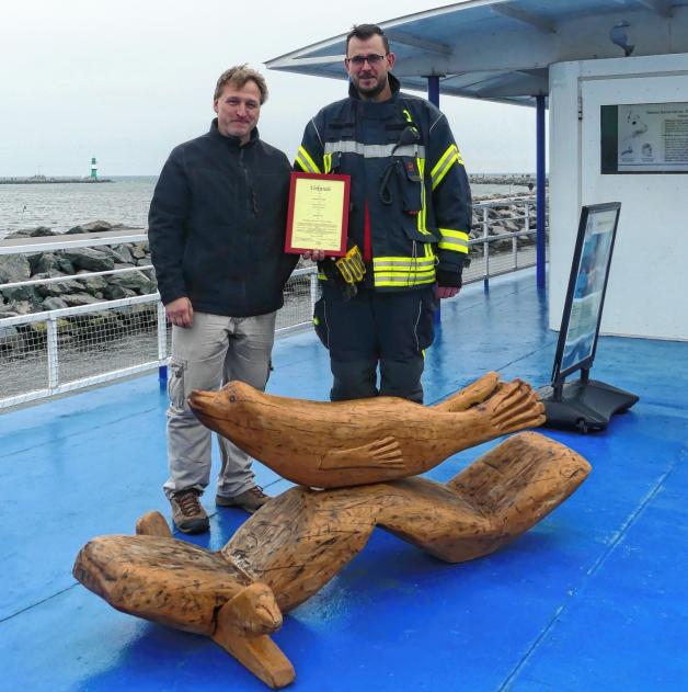 Seit fünf Jahren arbeiten das Marine Science Center und die Freiwillige Feuerwehr Rostocker Heide zusammen: Lars Miersch und Alexander Berndt (v.l.) schätzen die Kooperation. 