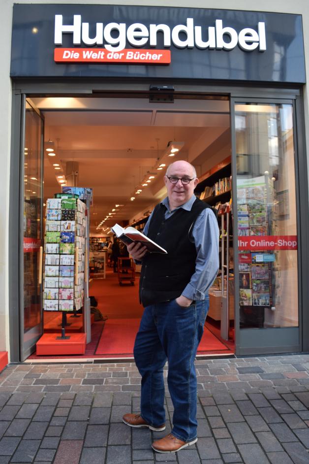 Florian Riegers Leseempfehlungen: „Im aussichtslosen Kampf zwischen dir und der Welt“ (Merlin) von Fouad Laroui – Liebesroman zu kulturellen Verwicklungen der aktuellen Zeit, „4 3 2 1“ (Rowohlt) von Paul Auster – Roman mit vier Variationen des Lebens des Archibald Ferguson im Newark der 50er-Jahre auf – „1300 Seiten, ganz toll gemacht.“ und Ausstellungskatalog „Matisse – Bonnard. Es lebe die Malerei“ (Prestel) – „Einfach herrlich.“ Florian Riegers Leseempfehlungen: „Im aussichtslosen Kampf zwischen dir und der Welt“ (Merlin) von Fouad Laroui – Liebesroman zu kulturellen Verwicklungen der aktuellen Zeit, „4 3 2 1“ (Rowohlt) von Paul Auster – Roman mit vier Variationen des Lebens des Archibald Ferguson im Newark der 50er-Jahre auf – „1300 Seiten, ganz toll gemacht.“ und Ausstellungskatalog „Matisse – Bonnard. Es lebe die Malerei“ (Prestel) – „Einfach herrlich.“