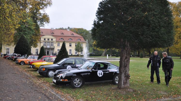 Ein Auto schöner als das andere ... Bei der Ankunft am Schloss führte allerdings nicht ein Sportwagen wie der Porsche 911 E von 1968 (vorn), sondern ein weißer Audi Umquattro von „nur“ 1983 .  Fotos: Katja Frick 