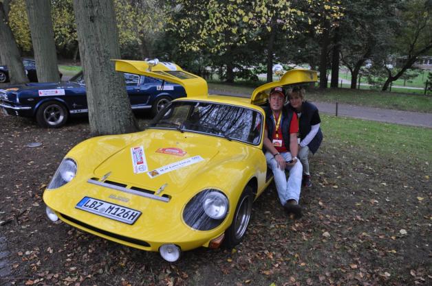 Peter und Kerstin Pliewischkies mit dem einzig je gebauten DDR-Sportwagen Melkus RS 1. Dieser hier ist laut Tourkatalog von 1985.