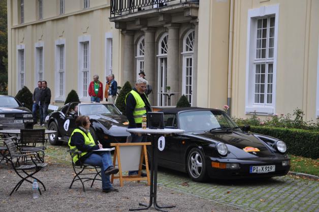 Ohne Harry und Karin Venzke lief am Sonnabend gar nichts.Vorn der Porsche 911 Carrera, dahinter ein Chevrolet Corvette Stingray. Ohne Harry und Karin Venzke lief am Sonnabend gar nichts.Vorn der Porsche 911 Carrera, dahinter ein Chevrolet Corvette Stingray.