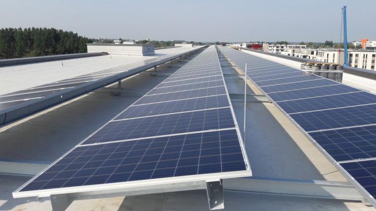 Ist jetzt in Betrieb gegangen: Die neue Photovoltaikanlage des Hostels. Dafür wurden 200 000 Euro investiert.  