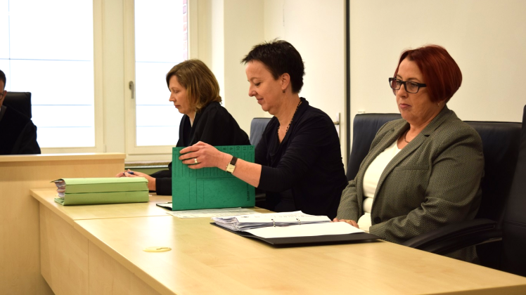 Vertreten von Sabine Wildfeuer nehmen WWAV-Vorstandsvorsitzende Ines Gründel und Geschäftsführerin Katja Gödke vor Gericht Platz.  