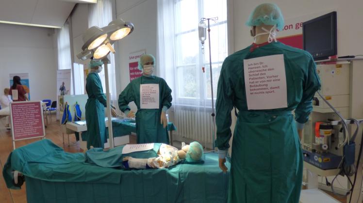Auch den Blick in einen Operationssaal ermöglicht die Ausstellung in der August-Bebel-Straße 1. Fotos: Hnie 