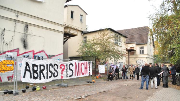 Vor dem Elisabethheim in der Ulmenstraße versuchen Sachverständige, Vertreter von Studentenwerk und Ortsbeirat, Anwohner und Abrissgegner konstruktiv zu diskutieren – bisher ergebnislos. 