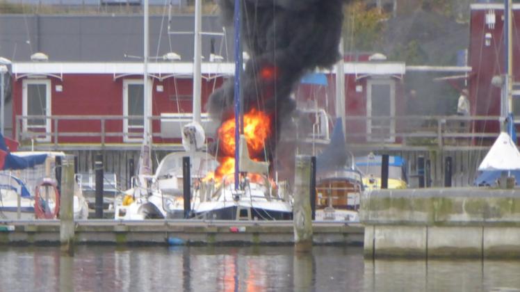 Das Boot im Jaich-Hafen brannte lichterloh, die Rauchwolke war von Weitem zu sehen. 