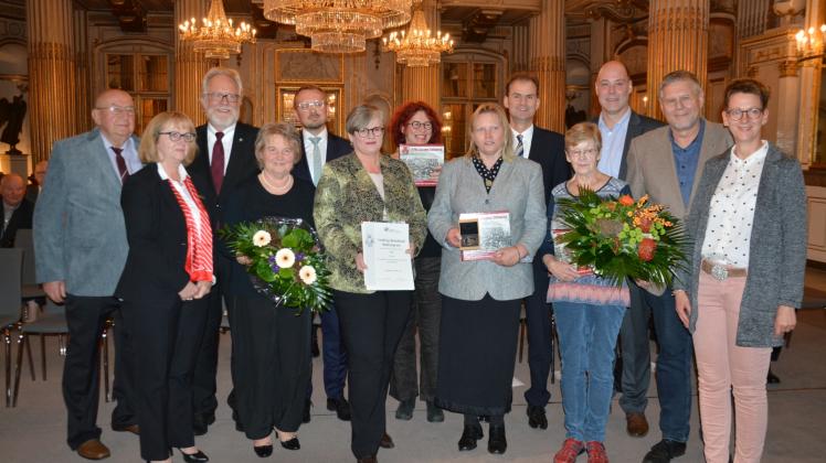Strahlende Gesichter bei den Preisträgern des Jahres 2017: Mitglieder von LuK e.V. Dömitz gestern Abend nach der Auszeichnung.