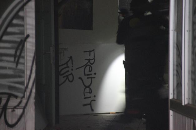 Polizei räumt besetztes Haus „Betty“ in Rostock Polizei räumt besetztes Haus „Betty“ in Rostock