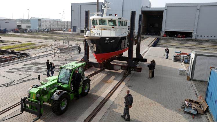 Erster Nutznießer der neuen Wechselspuranlage ist das neue Boot für das Hafen- und Seemannsamt Rostock. 