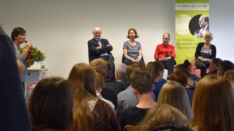 Während der Podiumsdiskussion berichten Niklas Frank (v. l.), Katrin Himmler und Rahel Renate Mann von ihrem Leben nach der Shoah. Lehrerin Petra Klawitter (r.) moderiert.  