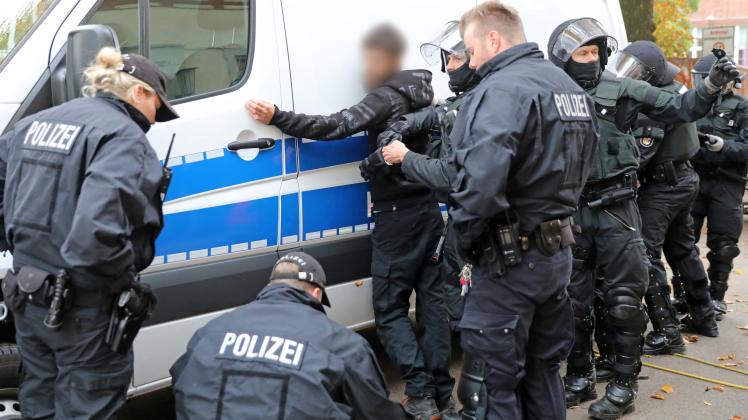 Massiver Einsatz: Die Polizei nimmt Personalien von  Personen auf, nachdem es bei der Räumung des besetzten Elisabeth-Heimes  in Rostock zu Rangeleien mit Sympathisanten kam. 