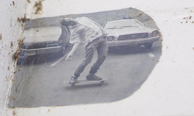 Foto eines amerikanischen Skaters auf einer Wand in der Mühlenstraße.