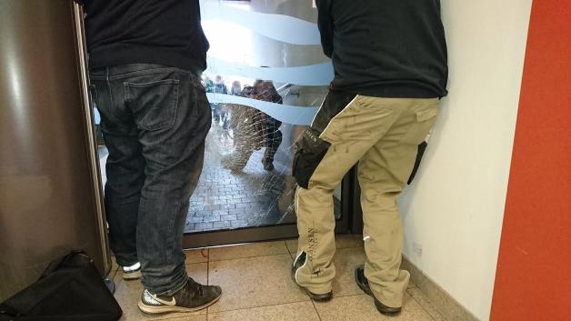 Das Schwein rannte in der Sparkasse gegen eine schwere Glastür im Eingangsbereich.