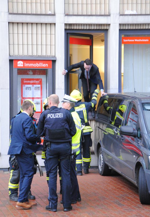 Mitarbeiter der Sparkasse werden über ein Fenster aus der Filiale in Heide evakuiert. Mitarbeiter der Sparkasse werden über ein Fenster aus der Filiale in Heide evakuiert.