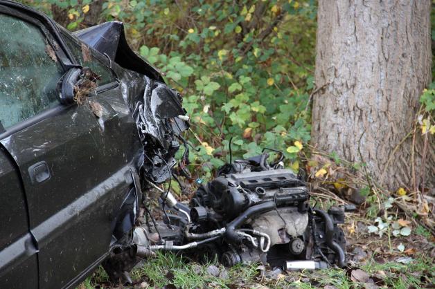 Betrunkener 33-Jähriger verursacht schweren Verkehrsunfall in Rostock: Opel fällt Laterne, überschlägt sich und bleibt auf Dach liegen - Fahrer schwer verletzt