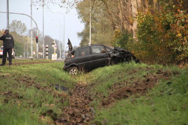 Betrunkener 33-Jähriger verursacht schweren Verkehrsunfall in Rostock: Opel fällt Laterne, überschlägt sich und bleibt auf Dach liegen - Fahrer schwer verletzt