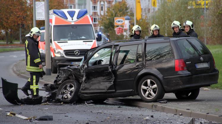 Zwei Autos stoßen in Rostock frontal zusammen.
