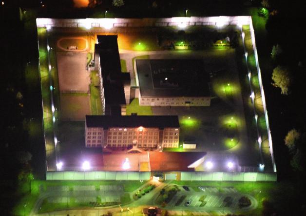 Gefängnis Neubrandenburg: Die Justizvollzugsanstalt Neubrandenburg wurde 1987 gebaut und verfügt über 128 Haftplätze. Bis 2001 diente sie als Untersuchungshaftanstalt für männliche Jugendliche und wird seit 2002 für den Erwachsenenvollzug des geschlossenen Vollzuges genutzt. Die Inhaftierten werden sowohl in Einzel- als auch in Gemeinschaftshafträumen untergebracht. Gefängnis Neubrandenburg: Die Justizvollzugsanstalt Neubrandenburg wurde 1987 gebaut und verfügt über 128 Haftplätze. Bis 2001 diente sie als Untersuchungshaftanstalt für männliche Jugendliche und wird seit 2002 für den Erwachsenenvollzug des geschlossenen Vollzuges genutzt. Die Inhaftierten werden sowohl in Einzel- als auch in Gemeinschaftshafträumen untergebracht.