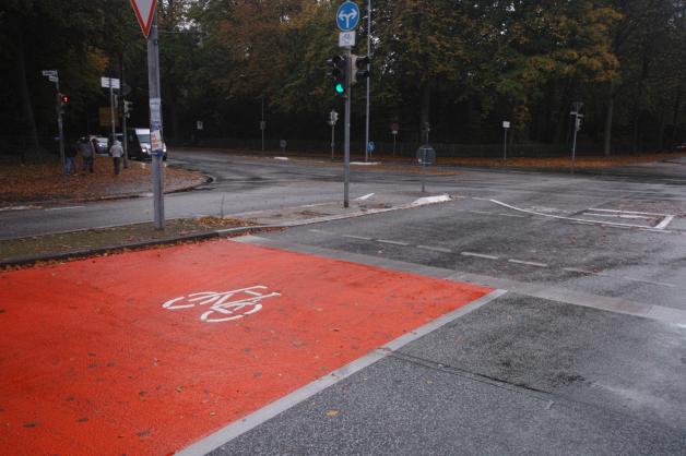 An der Kreuzung gibt es jetzt verschiedene Wartezonen für Radfahrer. Eine Herausforderung für die Radfahrer in der Hansestadt Lübeck.