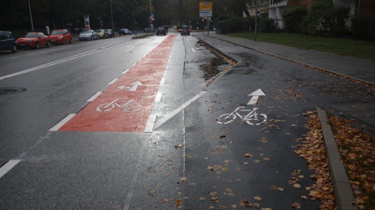 Die Qual der Wahl: Welche der beiden gekennzeichneten Spuren soll der Radfahrer an dieser Stelle nehmen? 